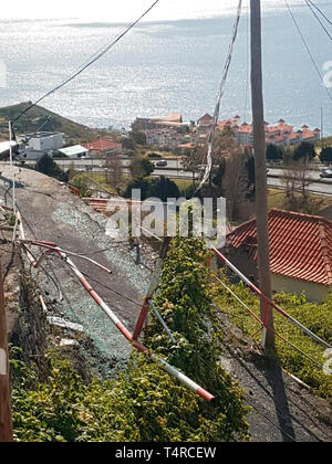 Canico, Portugal. 18 Apr, 2019. Die Trümmer der Schallwand und Glassplitter liegen an der Stelle, wo ein schweren Busunfall am Tag zuvor auf der Portugiesischen Ferieninsel Madeira aufgetreten. 29 Leute im Bus Unfall auf der Portugiesischen Atlantikinsel Madeira starb. Nach den bisherigen Feststellungen, es gibt wahrscheinlich viele Deutsche Urlauber unter den Opfern. Credit: Alexander Sturm/dpa/Alamy leben Nachrichten Stockfoto