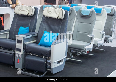 Hamburg, Deutschland. 03 Apr, 2019. Die ZIM Aircraft Equipment stehen auf der Aircraft Interiors Expo. Mehr als 500 Aussteller präsentieren Neuheiten und Innovationen für die Flugzeugkabine auf der Messe. Credit: Jens Büttner/dpa-Zentralbild/ZB/dpa/Alamy leben Nachrichten Stockfoto