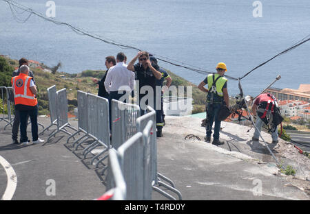 Canico, Portugal. 18 Apr, 2019. Männer sind bei der Reparatur eines Power Line, dass am Tag zuvor bei einem schweren Busunglueck auf der Portugiesischen Ferieninsel Madeira beschädigt wurde. Der Bus 29 Menschen getoetet worden. Nach bisherigen Erkenntnissen gibt es viele Deutsche Urlauber unter den Opfern. Credit: Andriy Petryna/dpa/Alamy leben Nachrichten Stockfoto