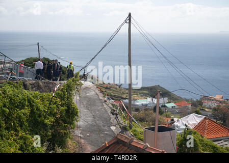 Canico, Portugal. 18 Apr, 2019. Männer sind bei der Reparatur eines Power Line, dass am Tag zuvor bei einem schweren Busunglueck auf der Portugiesischen Ferieninsel Madeira beschädigt wurde. Der Bus 29 Menschen getoetet worden. Nach bisherigen Erkenntnissen gibt es viele Deutsche Urlauber unter den Opfern. Credit: Andriy Petryna/dpa/Alamy leben Nachrichten Stockfoto