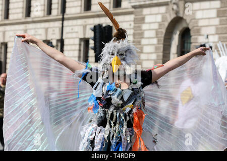 Westminster, London, Großbritannien. 18 Apr, 2019. Umweltaktivisten demonstriert in Westminster am vierten Tag fordern entschlossenes Handeln der Regierung des Vereinigten Königreichs auf die ökologische Krise. Credit: Dinendra Haria/Alamy leben Nachrichten Stockfoto
