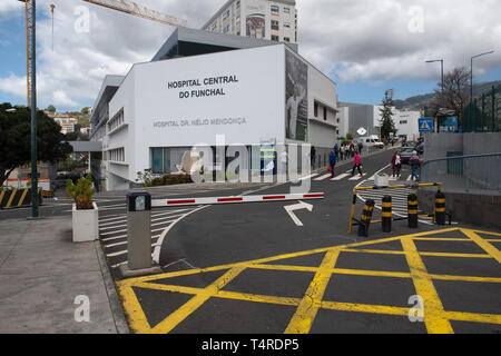 18. April 2019, Portugal, Funchal (Madeira): Sie können das Krankenhaus Zentrale do Funchal. Hier Unfall Opfer des Busungluecks wurden in gebracht, in der 29 Menschen auf der portugiesischen Insel Madeira im Atlantik starb. Nach den bisherigen Feststellungen, es gibt wahrscheinlich viele Deutsche Urlauber unter den Opfern. Foto: Andriy Petryna/dpa Stockfoto