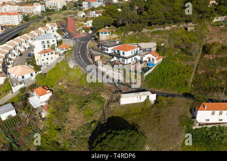 Canico, Portugal. 18 Apr, 2019. Der Ort, an dem ein schweren Busunfall am Tag stattfand, bevor auf der Portugiesischen Ferieninsel Madeira aus auf die Straße geschlossen ist. 29 Leute im Bus Unfall auf der Portugiesischen Atlantikinsel Madeira starb. Nach den bisherigen Feststellungen, es gibt wahrscheinlich viele Deutsche Urlauber unter den Opfern. (Luftbild mit Drone) Credit: Andriy Petryna/dpa/Alamy leben Nachrichten Stockfoto