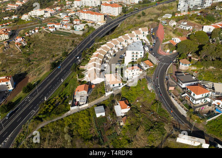 Canico, Portugal. 18 Apr, 2019. Der Ort, an dem ein schweren Busunfall am Tag stattfand, bevor auf der Portugiesischen Ferieninsel Madeira aus auf die Straße geschlossen ist. 29 Leute im Bus Unfall auf der Portugiesischen Atlantikinsel Madeira starb. Nach den bisherigen Feststellungen, es gibt wahrscheinlich viele Deutsche Urlauber unter den Opfern. (Luftbild mit Drone) Credit: Andriy Petryna/dpa/Alamy leben Nachrichten Stockfoto