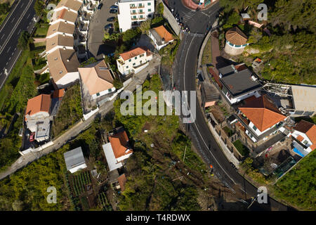 Canico, Portugal. 18 Apr, 2019. Der Ort, an dem ein schweren Busunfall am Tag stattfand, bevor auf der Portugiesischen Ferieninsel Madeira aus auf die Straße geschlossen ist. 29 Leute im Bus Unfall auf der Portugiesischen Atlantikinsel Madeira starb. Nach den bisherigen Feststellungen, es gibt wahrscheinlich viele Deutsche Urlauber unter den Opfern. (Luftbild mit Drone) Credit: Andriy Petryna/dpa/Alamy leben Nachrichten Stockfoto