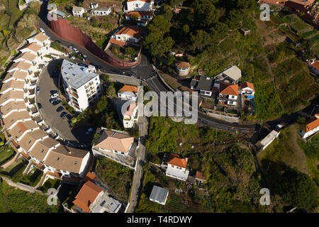 Canico, Portugal. 18 Apr, 2019. Der Ort, an dem ein schweren Busunfall am Tag stattfand, bevor auf der Portugiesischen Ferieninsel Madeira aus auf die Straße geschlossen ist. 29 Leute im Bus Unfall auf der Portugiesischen Atlantikinsel Madeira starb. Nach den bisherigen Feststellungen, es gibt wahrscheinlich viele Deutsche Urlauber unter den Opfern. (Luftbild mit Drone) Credit: Andriy Petryna/dpa/Alamy leben Nachrichten Stockfoto