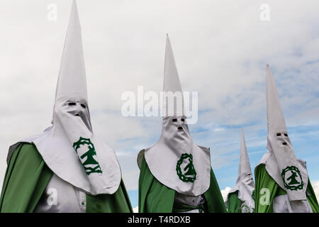 Zamora, Zamora, Spanien. 18 Apr, 2019. Büßer der Virgen de la Esperanza Bruderschaft nehmen Sie teil an einem Heiligen Woche Prozession in Zamora, Spanien, am 18. April 2019. Die weiblichen Mitglieder gekleidet wie ein manola und alten typischen Spanischen Kleid mit einem dekorativen Haar kämmen und männlichen Mitglieder ihre hohe Spitzen grüne Hauben tragen. Quelle: Manuel Balles/ZUMA Draht/Alamy leben Nachrichten Stockfoto