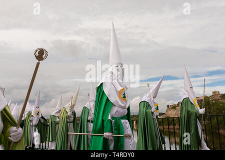 Zamora, Zamora, Spanien. 18 Apr, 2019. Büßer der Virgen de la Esperanza Bruderschaft nehmen Sie teil an einem Heiligen Woche Prozession in Zamora, Spanien, am 18. April 2019. Die weiblichen Mitglieder gekleidet wie ein manola und alten typischen Spanischen Kleid mit einem dekorativen Haar kämmen und männlichen Mitglieder ihre hohe Spitzen grüne Hauben tragen. Quelle: Manuel Balles/ZUMA Draht/Alamy leben Nachrichten Stockfoto