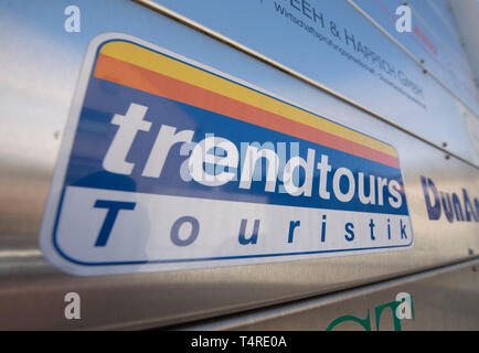 18. April 2019, Hessen, Frankfurt/Main: ein Zeichen der Firma Trendtours Touristik Vor dem Gebäude im Stadtteil Niederrad hängt. Nach der Tour Operator trendtours, 51 seiner Gäste waren an Bord des Pech-Bus auf der portugiesischen Insel Madeira. Die Reisegruppe war auf dem Weg zu einer Abendveranstaltung in Funchal, einer Agentur für Kommunikation am Donnerstag verkündet im Namen der Frankfurt/Main-basierte trendtour Touristik GmbH. Foto: Boris Roessler/dpa Stockfoto