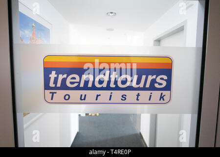 18. April 2019, Hessen, Frankfurt/Main: ein Zeichen der Firma Trendtours Touristik an eine Tür des Unternehmens hängt im Stadtteil Niederrad. Nach der Tour Operator trendtours, 51 seiner Gäste waren an Bord des Pech-Bus auf der portugiesischen Insel Madeira. Die Reisegruppe war auf dem Weg zu einer Abendveranstaltung in Funchal, einer Agentur für Kommunikation am Donnerstag verkündet im Namen der Frankfurt/Main-basierte trendtour Touristik GmbH. Foto: Boris Roessler/dpa Stockfoto