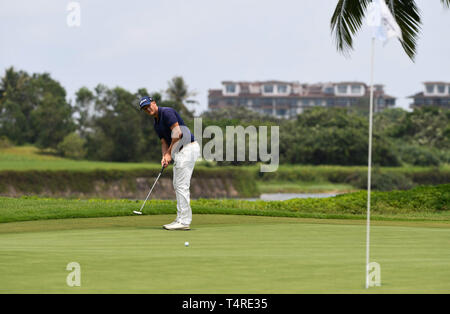 Boao, China Hainan Provinz. 18 Apr, 2019. Fraser Wilkin von Neuseeland Schläge auf der 10 Loch in der ersten Runde der Boao Öffnen in Boao, South China Hainan Provinz, am 18. April 2019. Die 2019 von China Tour Boao geöffnet ist von April 15 bis 21 statt. Credit: Yang Guanyu/Xinhua/Alamy leben Nachrichten Stockfoto