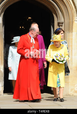 London, Großbritannien. 18 Apr, 2019. Ihre Majestät die Königin, während die Royal Maundy Service in der St. George's Chapel in Windsor gesehen. Credit: Terry Scott/SOPA Images/ZUMA Draht/Alamy leben Nachrichten Stockfoto