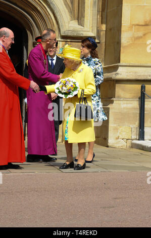 London, Großbritannien. 18 Apr, 2019. Ihre Majestät die Königin, während die Royal Maundy Service in der St. George's Chapel in Windsor gesehen. Credit: Terry Scott/SOPA Images/ZUMA Draht/Alamy leben Nachrichten Stockfoto