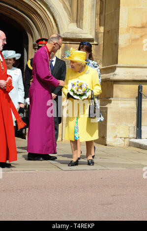 London, Großbritannien. 18 Apr, 2019. Ihre Majestät die Königin, während die Royal Maundy Service in der St. George's Chapel in Windsor gesehen. Credit: Terry Scott/SOPA Images/ZUMA Draht/Alamy leben Nachrichten Stockfoto