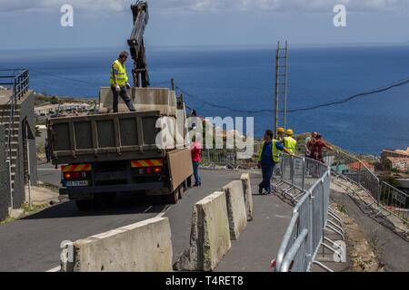 Canico, Portugal. 18 Apr, 2019. An der Unfallstelle, konkrete Hindernisse auf der Straße sind, gelegt. Im bus Unfall am 17.04.2019 auf der portugiesischen Insel Madeira im Atlantik 29 Menschen ihr Leben verloren. Nach den bisherigen Feststellungen, es gibt wahrscheinlich viele Deutsche Urlauber unter den Opfern. Credit: Frank Zagel/dpa/Alamy leben Nachrichten Stockfoto