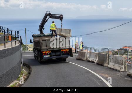 Canico, Portugal. 18 Apr, 2019. An der Unfallstelle, konkrete Hindernisse auf der Straße sind, gelegt. Im bus Unfall am 17.04.2019 auf der portugiesischen Insel Madeira im Atlantik 29 Menschen ihr Leben verloren. Nach den bisherigen Feststellungen, es gibt wahrscheinlich viele Deutsche Urlauber unter den Opfern. Credit: Frank Zagel/dpa/Alamy leben Nachrichten Stockfoto