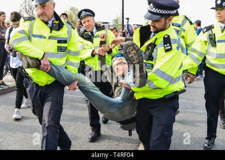 London, Großbritannien. 18 Apr, 2019. Die Polizei die Demonstranten auf der Waterloo Bridge an Tag 4 des Klimawandels Proteste in Central London. Credit: Claire Doherty/Alamy leben Nachrichten Stockfoto