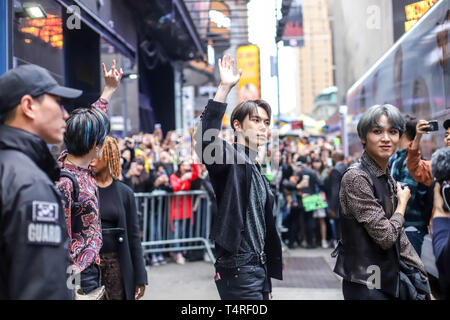 New York, USA. 18. Apr 2019. Mitglieder der Koreanischen band NCT 127 werden in der Times Square in New York am Donnerstag gesehen. (Foto: VANESSA CARVALHO/BRASILIEN FOTO PRESSE) Credit: Brasilien Foto Presse/Alamy leben Nachrichten Stockfoto