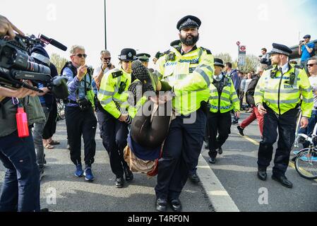 London, Großbritannien. 18 Apr, 2019. Die Polizei die Demonstranten auf der Waterloo Bridge an Tag 4 des Klimawandels Proteste in Central London. Credit: Claire Doherty/Alamy leben Nachrichten Stockfoto