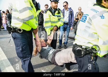 London, Großbritannien. 18 Apr, 2019. Die Polizei die Demonstranten auf der Waterloo Bridge an Tag 4 des Klimawandels Proteste in Central London. Credit: Claire Doherty/Alamy leben Nachrichten Stockfoto