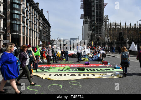 London, Großbritannien. 18. Apr 2019. Tag 4 - XRExtinction besetzen Parlament gefragt Die UK Govt von Klimawandel bis 2025 am 18. April 2019, London, UK zu handeln. Bild Capital/Alamy leben Nachrichten Stockfoto