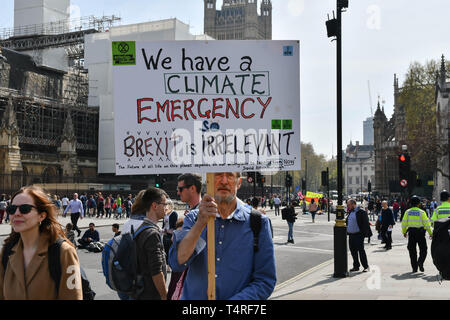 London, Großbritannien. 18. Apr 2019. Tag 4 - XRExtinction besetzen Parlament gefragt Die UK Govt von Klimawandel bis 2025 am 18. April 2019, London, UK zu handeln. Bild Capital/Alamy leben Nachrichten Stockfoto