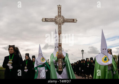 Zamora, Zamora, Spanien. 18 Apr, 2019. Büßer der Virgen de la Esperanza Bruderschaft nehmen Sie teil an einem Heiligen Woche Prozession in Zamora, Spanien, am 18. April 2019. Die weiblichen Mitglieder gekleidet wie ein manola und alten typischen Spanischen Kleid mit einem dekorativen Haar kämmen und männlichen Mitglieder ihre hohe Spitzen grüne Hauben tragen. Quelle: Manuel Balles/ZUMA Draht/Alamy leben Nachrichten Stockfoto