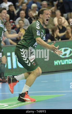 Berlin, Deutschland. 18 Apr, 2019. Handball: Bundesliga, Füchse Berlin - THW Kiel, den 27. Spieltag. Fox player Mattias Zachrisson Beifall für einen Hit. Quelle: Jörg Carstensen/dpa/Alamy leben Nachrichten Stockfoto