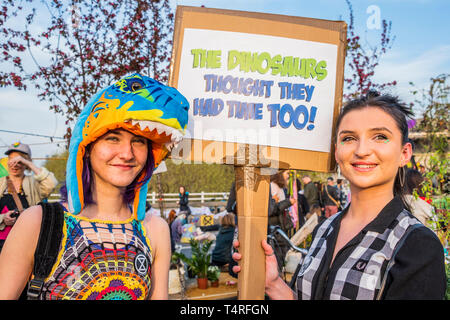 London, Großbritannien. 18. Apr 2019. Die Dinosaurier dachte, sie hatten auch Zeit-Abend und das Festival Atmosphäre liefert - Tag 4 - Demonstranten vor dem Aussterben Rebellion Block mehrere Kreuzungen in London als Teil der laufenden Protest zu verlangen Maßnahmen der britischen Regierung auf die "Klima chrisis'. Die Aktion ist Teil einer international koordinierten protestieren. Credit: Guy Bell/Alamy leben Nachrichten Stockfoto