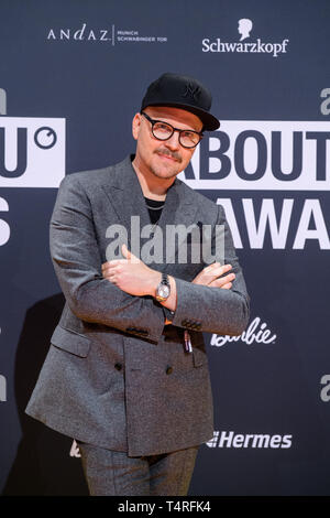 18. April 2019, Bayern, Grünwald: Armin Morbach, Make-up Artist, kommt zu der Präsentation der "über Sie" Auszeichnungen für die social media Persönlichkeiten des Jahres in der Bavaria Filmstadt. Foto: Matthias Balk/dpa Stockfoto