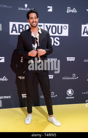 18. April 2019, Bayern, Grünwald: Sami Benmbarek, Moderatorin und Youtuber, kommt zu der Präsentation der "über Sie" Auszeichnungen für die social media Persönlichkeiten des Jahres in der Bavaria Film Stadt. Foto: Matthias Balk/dpa Stockfoto