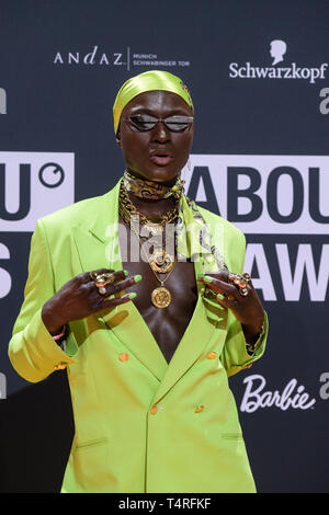 18. April 2019, Bayern, Grünwald: Papis Loveday, Mode Unternehmer, kommt zu der Präsentation der "über Sie" Auszeichnungen für die social media Persönlichkeiten des Jahres in der Bavaria Film Stadt. Foto: Matthias Balk/dpa Stockfoto