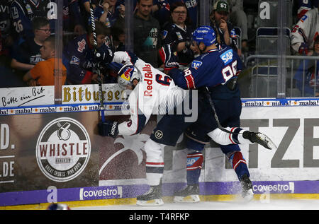 Mannheim, Deutschland. 18 Apr, 2019. Eishockey: DEL, Adler Mannheim - EHC München, Meisterschaft, final, 1. Spieltag, Daryl Boyle (6, EHC RB München), David Wolf (89, Adler Mannheim). Quelle: Michael Deines/dpa/Alamy leben Nachrichten Stockfoto