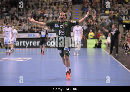 Berlin, Deutschland. 18 Apr, 2019. Handball: Bundesliga, Füchse Berlin - THW Kiel, den 27. Spieltag. Fox player Mattias Zachrisson Beifall für einen Hit. Quelle: Jörg Carstensen/dpa/Alamy leben Nachrichten Stockfoto