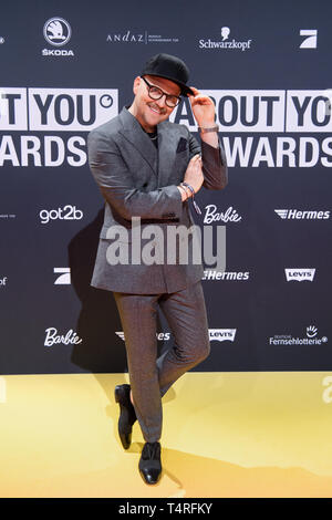 18. April 2019, Bayern, Grünwald: Armin Morbach, Make-up Artist, kommt zu der Präsentation der "über Sie" Auszeichnungen für die social media Persönlichkeiten des Jahres in der Bavaria Filmstadt. Foto: Matthias Balk/dpa Stockfoto