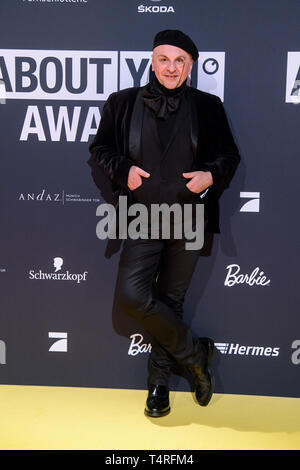 18. April 2019, Bayern, Grünwald: Sascha Lilic, Mode Editor, um die Präsentation der "über Sie" Auszeichnungen für die social media Persönlichkeiten des Jahres in der bavaria-filmstadt. Foto: Matthias Balk/dpa Stockfoto