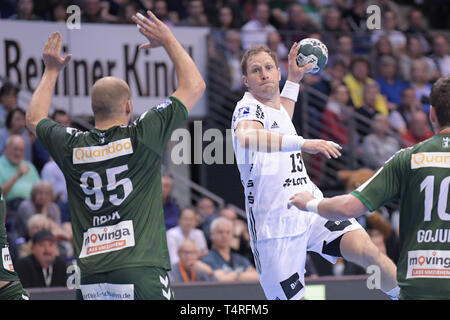 Berlin, Deutschland. 18 Apr, 2019. Handball: Bundesliga, Füchse Berlin - THW Kiel, den 27. Spieltag. Steffen Weinhold aus Kiel am Sprung werfen. Quelle: Jörg Carstensen/dpa/Alamy leben Nachrichten Stockfoto