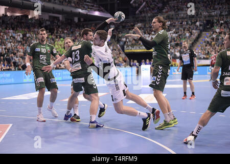 Berlin, Deutschland. 18 Apr, 2019. Handball: Bundesliga, Füchse Berlin - THW Kiel, den 27. Spieltag. Hendrik Pekeler aus Kiel wirft ein Ziel. Quelle: Jörg Carstensen/dpa/Alamy leben Nachrichten Stockfoto