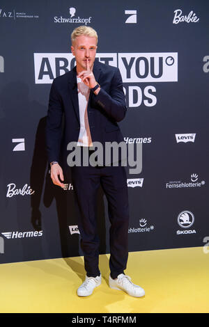 18. April 2019, Bayern, Grünwald: Mario Galla, Modell, bei der Präsentation der "über Sie" Auszeichnungen für die social media Persönlichkeiten des Jahres in der Bavaria Film Stadt. Foto: Matthias Balk/dpa Stockfoto