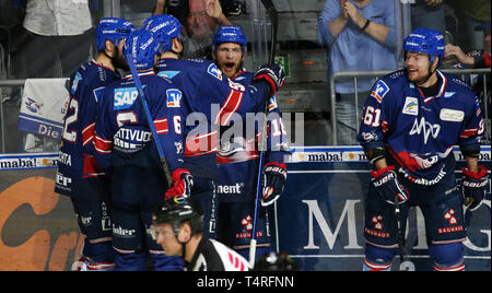 Mannheim, Deutschland. 18 Apr, 2019. Eishockey: DEL, Adler Mannheim - EHC München, Meisterschaft, final, 1. Spieltag, Ziel Feier zu 1-0 von Benjamin Smith (18, Adler Mannheim) hinter Credit: Michael Deines/dpa/Alamy leben Nachrichten Stockfoto