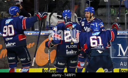 Mannheim, Deutschland. 18 Apr, 2019. Eishockey: DEL, Adler Mannheim - EHC München, Meisterschaft, final, 1. Spieltag, Ziel Feier zu 1-0 von Benjamin Smith (18, Adler Mannheim) hinter Credit: Michael Deines/dpa/Alamy leben Nachrichten Stockfoto