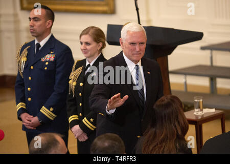 Washington, District of Columbia, USA. 18 Apr, 2019. United States Vice President Mike Pence an die verwundeten Krieger Projekt Soldat Fahrt Veranstaltung im Weißen Haus in Washington, DC am 18. April 2019. Fotograf: Stefani Reynolds/CNP Credit: Stefani Reynolds/CNP/ZUMA Draht/Alamy leben Nachrichten Stockfoto