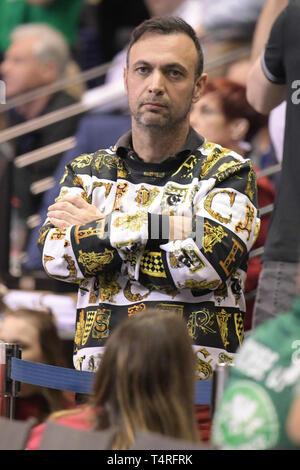 Berlin, Deutschland. 18 Apr, 2019. Handball: Bundesliga, Füchse Berlin - THW Kiel, den 27. Spieltag. Fox Manager Bob Hanning während des Spiels. Quelle: Jörg Carstensen/dpa/Alamy leben Nachrichten Stockfoto