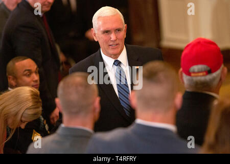 Washington, Vereinigte Staaten von Amerika. 18 Apr, 2019. United States Vice President Mike Pence an die verwundeten Krieger Projekt Soldat Fahrt Veranstaltung im Weißen Haus in Washington, DC am 18. April 2019. Fotograf: Stefani Reynolds/CNP | Verwendung der weltweiten Kredit: dpa/Alamy leben Nachrichten Stockfoto