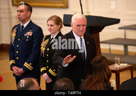 Washington, Vereinigte Staaten von Amerika. 18 Apr, 2019. United States Vice President Mike Pence an die verwundeten Krieger Projekt Soldat Fahrt Veranstaltung im Weißen Haus in Washington, DC am 18. April 2019. Fotograf: Stefani Reynolds/CNP | Verwendung der weltweiten Kredit: dpa/Alamy leben Nachrichten Stockfoto