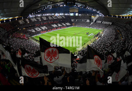 18. April 2019, Hessen, Frankfurt/Main: Fußball: Europa League, Eintracht Frankfurt - Benfica Lissabon, K.o.-Runde Viertelfinale, Rückspiel in der Commerzbank Arena. Die Frankfurter fans führen Ihre Choreographie vor dem Spiel. Foto: Arne Dedert/dpa Stockfoto