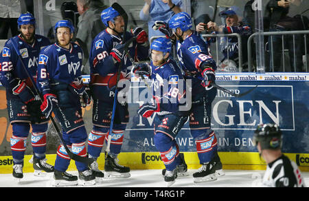 Mannheim, Deutschland. 18 Apr, 2019. Eishockey: DEL, Adler Mannheim - EHC München, Meisterschaft, final, 1. Spieltag, Ziel Jubel für die Adler Mannheim mit 1:0 durch Benjamin Smith (18, Adler Mannheim). Quelle: Michael Deines/dpa/Alamy leben Nachrichten Stockfoto