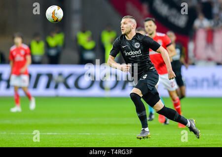 18. April 2019, Hessen, Frankfurt/Main: Fußball: Europa League, Eintracht Frankfurt - Benfica Lissabon, K.o.-Runde Viertelfinale, Rückspiel, in der Commerzbank Arena. Die Frankfurter Ante Rebic spielt den Ball. Foto: Uwe Anspach/dpa Stockfoto