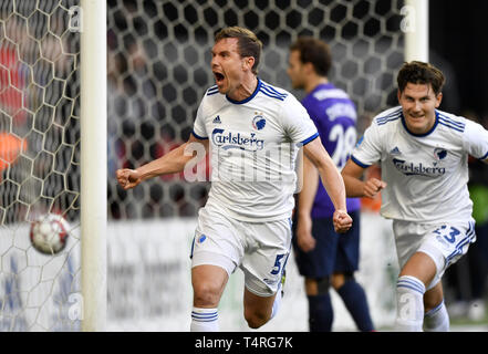 April 18, 2019 - Kopenhagen, Dänemark - Andreas Bjelland, FC Kopenhagen Score zu 1-0 und Feiern mit Jonas Wind, FC Kopenhagen in der superleague Fußballspiel zwischen dem FC Kopenhagen und der FC Midtjylland in Telia Parken, Kopenhagen, Dänemark. (Bild: © Lars Moeller/ZUMA Draht) Stockfoto