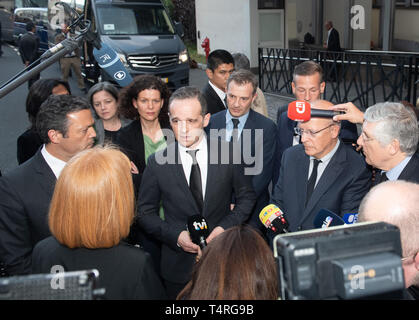 18. April 2019, Portugal, Funchal (Madeira): Außenminister Heiko Maas (SPD, M) und der portugiesische Außenminister Augusto Santos Silva (2. von rechts) sowie Pedro Calado (l), Vizepräsident der Regionalregierung von Madeira, der Besuch des Krankenhauses Central Funchal. Hier Unfall Opfer des Busungluecks wurden in gebracht, in der 29 Menschen auf der portugiesischen Insel Madeira im Atlantik starb. Nach den bisherigen Feststellungen, es gibt wahrscheinlich viele Deutsche Urlauber unter den Opfern. Foto: Andriy Petryna/dpa Stockfoto